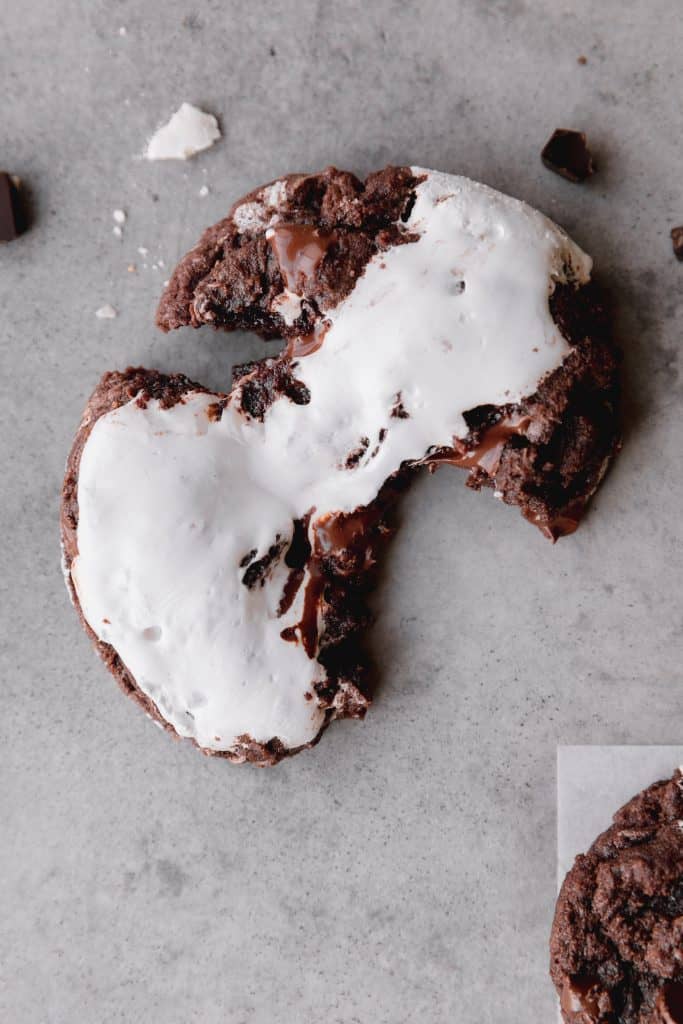 marshmallow fluff being stretched between two cookie pieces