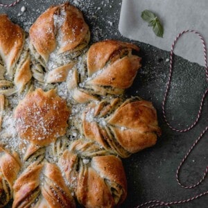 Star bread with artichoke and basil.