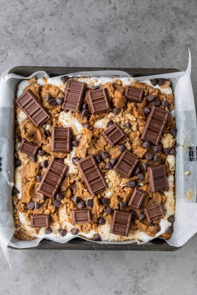 easy s'mores cookie bars topped with the remaining cookie dough